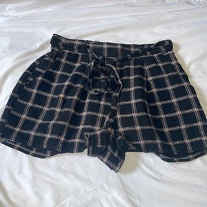 American Eagle shorts w tie